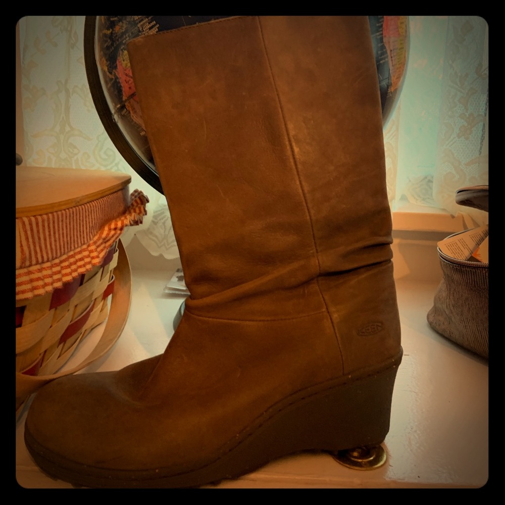 Keen women’s leather Winter Pull On boot.